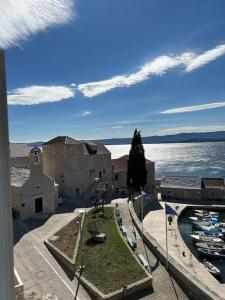 Centrum Bol Apartment - One Minute from the Sea