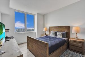 Lower Penthouse 3BD 3BA - Beach Pool Gym