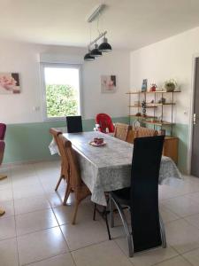 Maisons de vacances Belle maison recente lumineuse et cosy jardin clos 15 mn a pied plage Omaha Beach et proche de Bayeux & Port en Bessin : photos des chambres