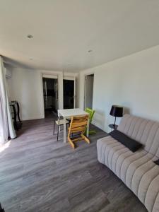 Appartements Renovated 1 bedroom apartment with pool access : photos des chambres