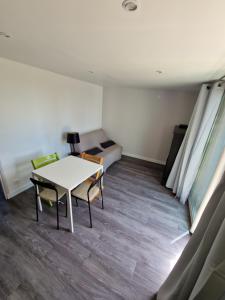 Appartements Renovated 1 bedroom apartment with pool access : photos des chambres