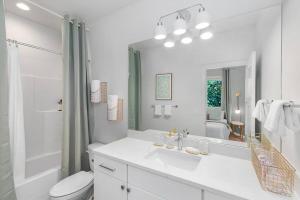 Jimis Sweet Suite - 84 Walkscore