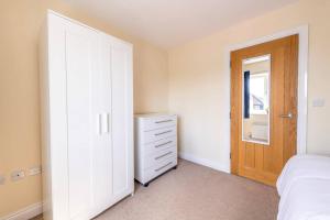 Luxury 3 Bed house, 8 people, with street parking!