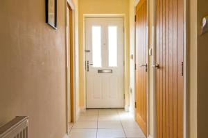 Luxury 3 Bed house, 8 people, with street parking!