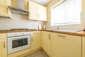 Luxury 3 Bed house, 8 people, with street parking!