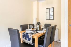 Luxury 3 Bed house, 8 people, with street parking!