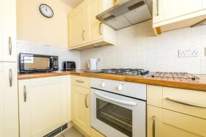 Luxury 3 Bed house, 8 people, with street parking!