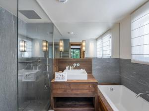Chalets Chalet de prestige avec jacuzzi, sauna et cinema - FR-1-570-42 : photos des chambres