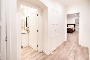 Large Spacious 3 Bedroom 3 Bathroom by Beverly Hills