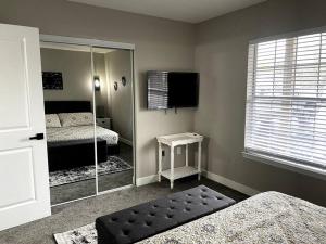 New Remodeled Luxury Condo By The Lake, No Stairs!