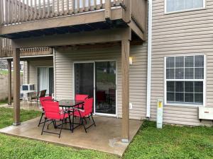 New Remodeled Luxury Condo By The Lake, No Stairs!