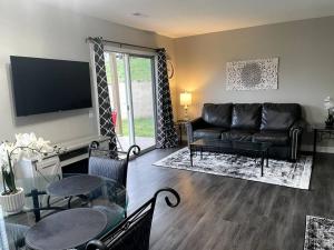 New Remodeled Luxury Condo By The Lake, No Stairs!