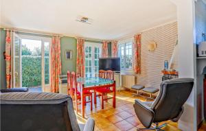 Maisons de vacances Awesome home in Anneville sur Mer with 2 Bedrooms and WiFi : photos des chambres