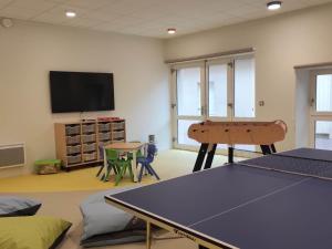 Gîte Spacieux avec Cour, Terrasse et Salle de Jeux - Centre Bourg, Accessible PMR - FR-1-586-36