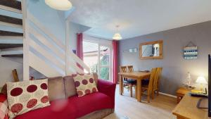 24 Strawberry Hill, Tolroy Manor