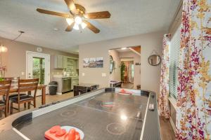 Hot Tub and Games! Smoky Mtn Cabin in Gatlinburg