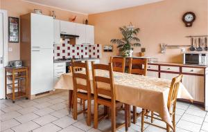 Maisons de vacances Amazing Home In Bonnemain With Wifi And 3 Bedrooms : photos des chambres