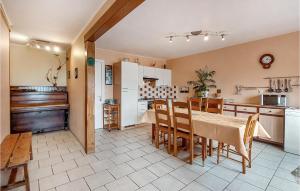 Maisons de vacances Amazing Home In Bonnemain With Wifi And 3 Bedrooms : photos des chambres