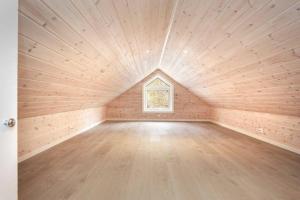 Ny rorbu ved sjøen, sentralt på Sunnmøre