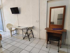 Small studio APT 5min to DT!