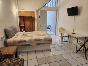 Small studio APT 5min to DT!