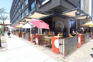 Poolside Studio in Central DTPH Location w Pool