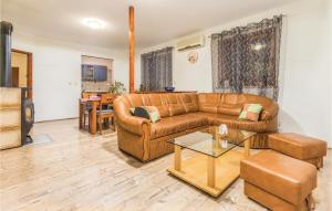 Stunning Apartment In Marcana With 3 Bedrooms And Wifi