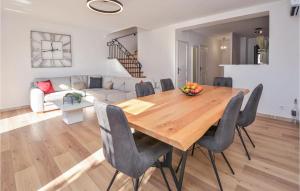 Cozy Home In Aigues-Mortes With Wifi