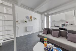 Appartements joli petit studio a 200 m du tramway, proche Paris, d'Orly, Rungis, Belle epine et choisy le roi : photos des chambres