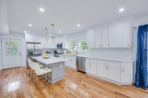 Modern Red Door Haven +5mins to Boston