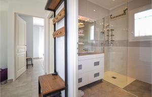 Maisons de vacances 2 Bedroom Amazing Home In Saint-ambroix : photos des chambres