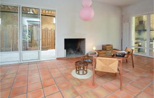 Maisons de vacances Stunning home in Aigues-Vives with Outdoor swimming pool, 6 Bedrooms and WiFi : photos des chambres