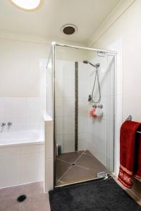 Private Room with Separate Bath in Shared Accommodation with Private Access