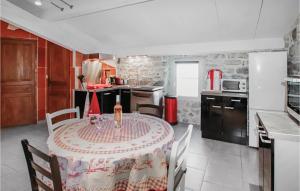 Maisons de vacances Amazing Home In Grospierres With Sauna, Wifi And Private Swimming Pool : photos des chambres