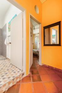 JUNTO AL MAR Y EL MANGLAR