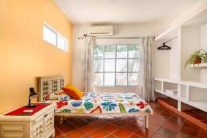 JUNTO AL MAR Y EL MANGLAR