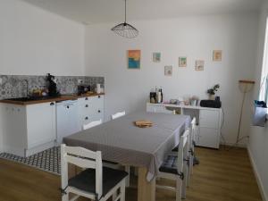 Maison en Centre Bourg à 200m de la Plage, 5-6 pers., Terrasse, Wi-Fi, Parking - FR-1-476-199