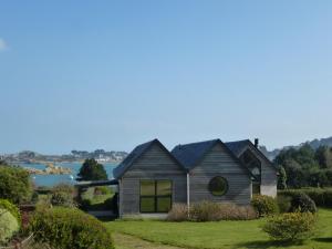 Maisons de vacances Comfortable architect villa with magnificent view Plougasnou : photos des chambres