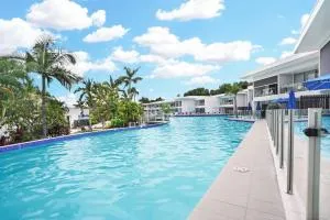 La Dolce Vita - Poolside Glamour - Julatten