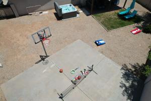 Spacious stunning ranch house, hot-tub and private basketball court, near WestWorld, TPC