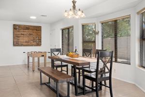 Spacious stunning ranch house, hot-tub and private basketball court, near WestWorld, TPC