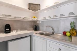 Heritage Home with Terrace in the trendy port of Naousa