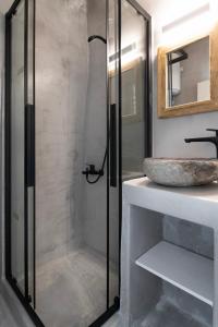 Heritage Home with Terrace in the trendy port of Naousa