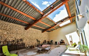 Maisons de vacances Stunning home in Merindol with 3 Bedrooms, WiFi and Outdoor swimming pool : photos des chambres