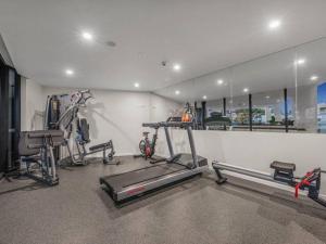 Modern Coastal Apartment - Walk to beach and shops