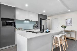 Modern Coastal Apartment - Walk to beach and shops