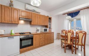 Nice Apartment In Sv,juraj With Kitchen