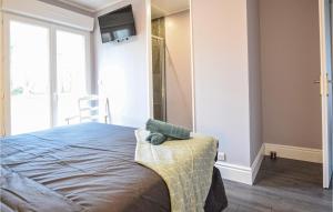 Maisons de vacances 5 Bedroom Awesome Home In St-martin-aux-buneaux : photos des chambres