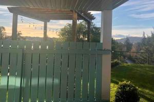 Olympic Views - Cozy Modern 2Br Suite