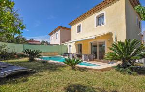 Maisons de vacances Awesome Home In Saint Raphael With 3 Bedrooms, Outdoor Swimming Pool And Heated Swimming Pool : photos des chambres